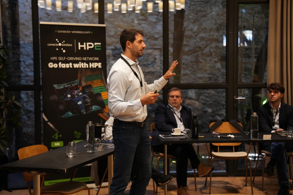 Ponente de Conecta Wireless durante Innovation Labs junto al roll-up de HPE