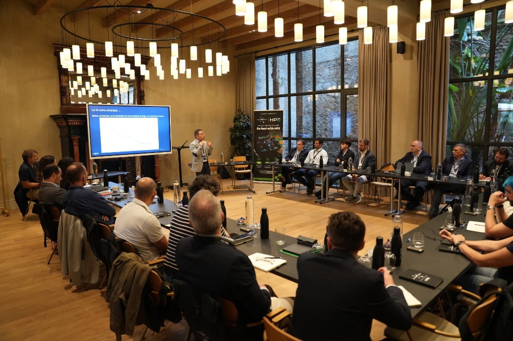 Sala de Innovation Labs Conecta Wireless y HPE con presentación en pantalla